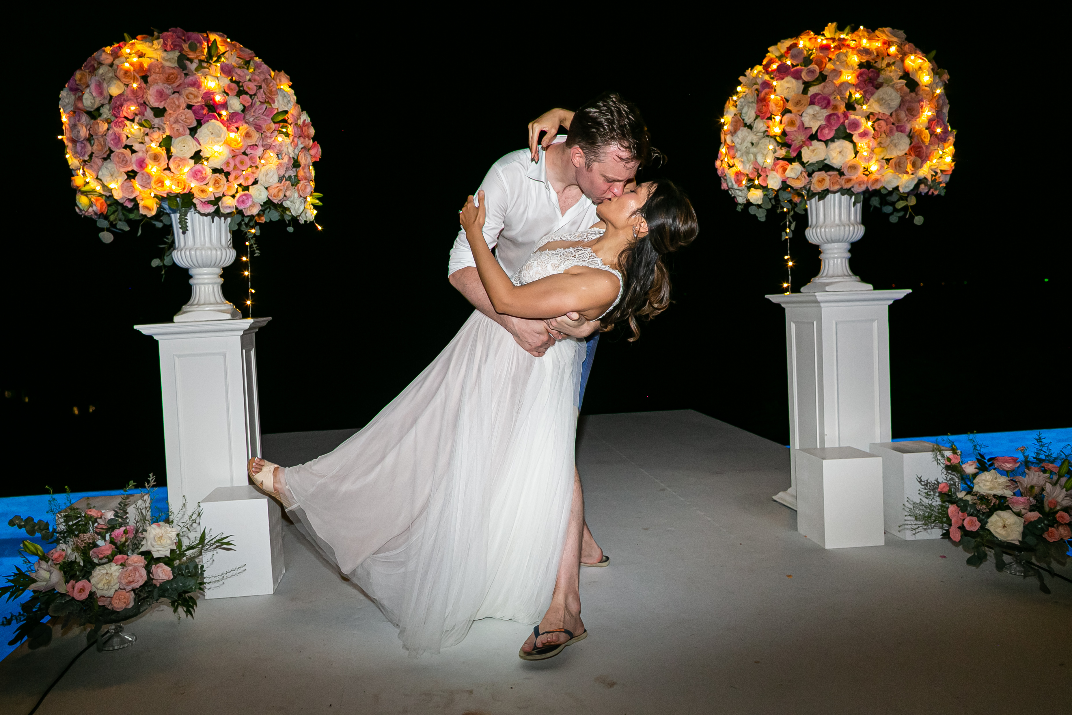 Gitt and Jeroen dancing at Villa Aye in the evening