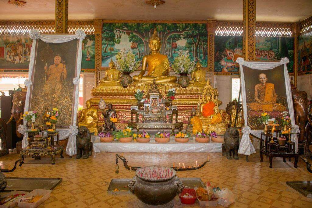 Thai Monks Blessing (2)